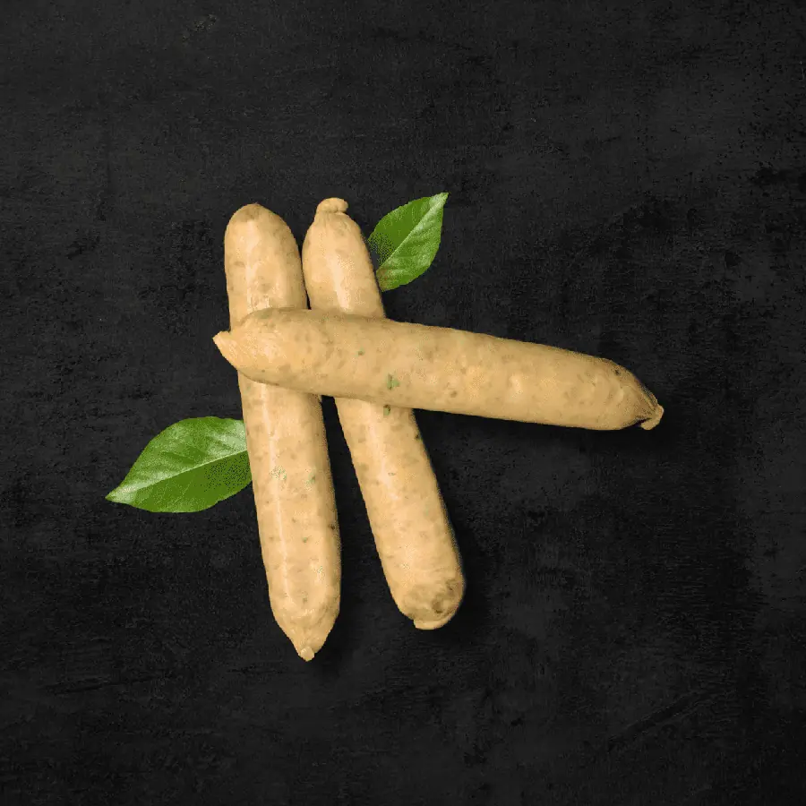 Chorizos santarrosanos de cerdo sobre fondo oscuro