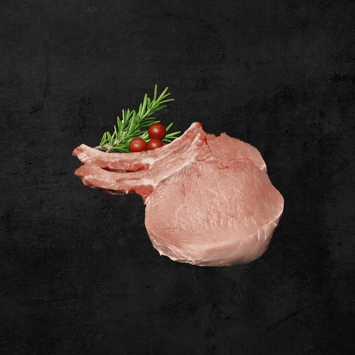 Chuleta de lomo de cerdo con hueso sobre fondo oscuro